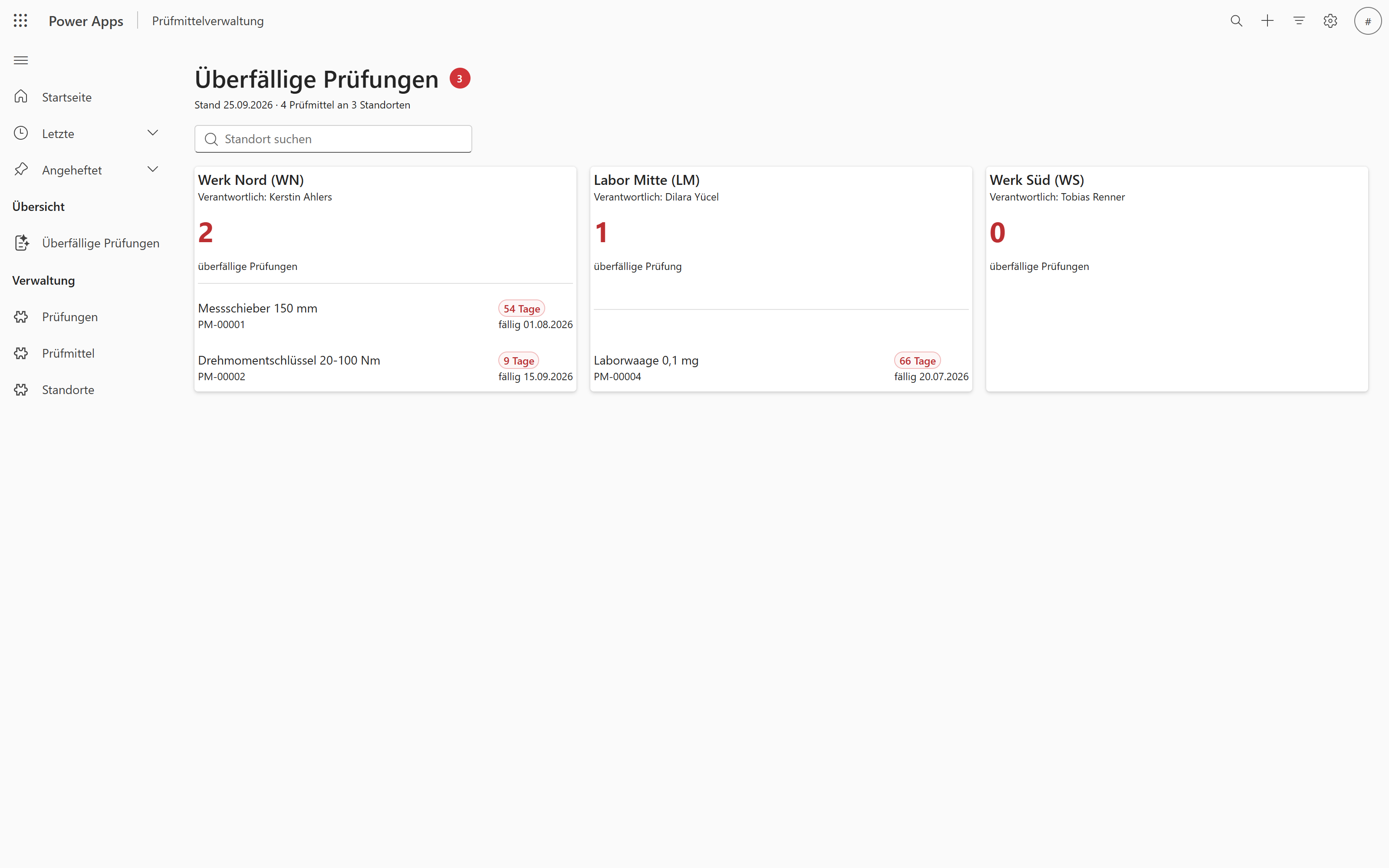 Die generative Startseite der fertigen App: je Standort eine Karte mit der Zahl der überfälligen Prüfungen und den betroffenen Geräten samt Fälligkeitsdatum.