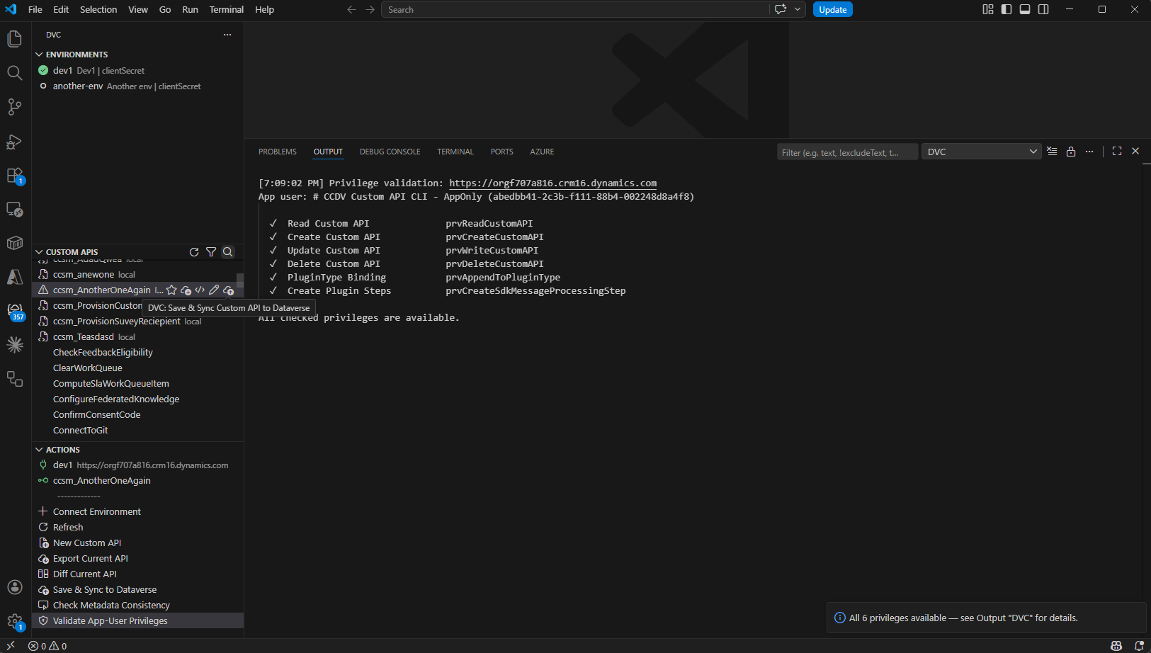 Das Ergebnis von „Validate App-User Privileges" im Output-Panel „DVC": alle sechs benötigten Rechte — Read/Create/Update/Delete Custom API, PluginType Binding und Create Plugin Steps — sind mit grünem Haken verfügbar, gefolgt von „All 6 privileges available".